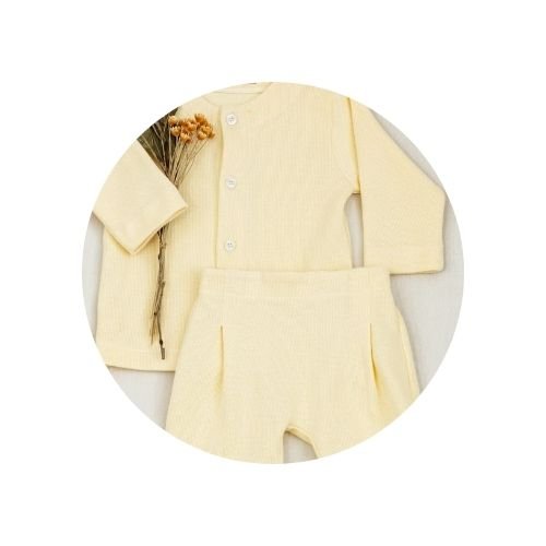 01 conjunto tricotado bebe casaco e shorts amarelo